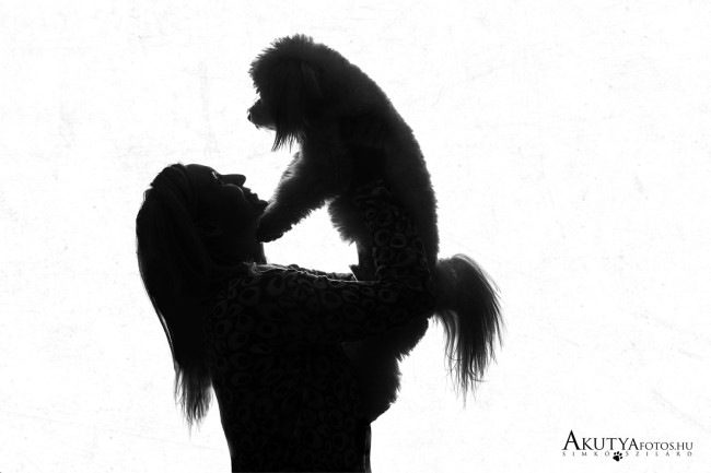 Kutya-gazdi portré fehér háttér előtt 