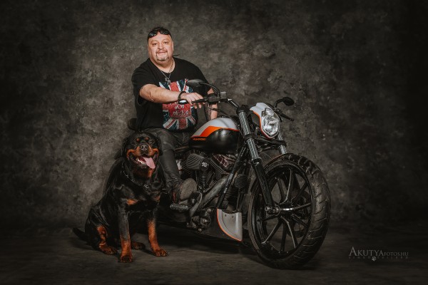 Motoros kutya-gazdi portré rottweiler